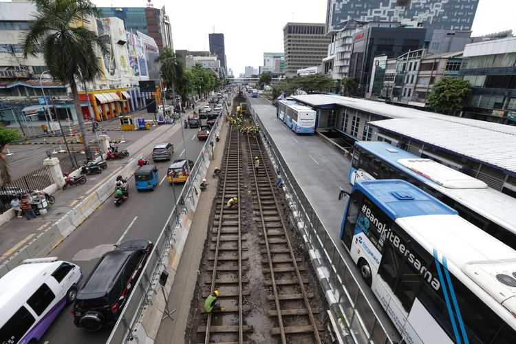 Potongan rel trem kuno sepanjang 1,4 kilometer di area proyek MRT Jakarta fase 2A di kawasan Harmoni, Jakarta Pusat, Jumat (18/11/2022). Komponen rel trem kuno yang ditemukan terdiri dari batang rel, lempengan penyambung batang rel, bantalan rel, dan batuan ballast.