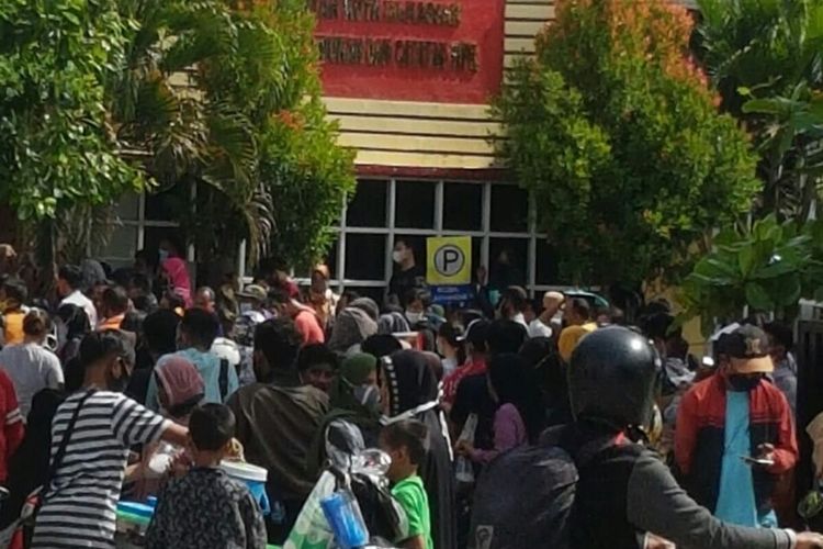 Kerumunan warga di kantor Dinas Kependudukan dan Catatan Sipil (Disdukcapil) Makassar, Sabtu (28/11/2020).
