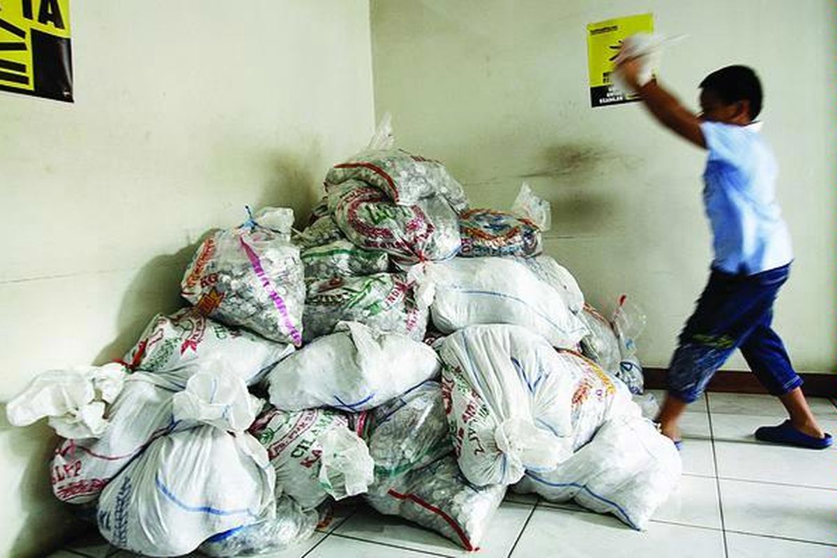 Puluhan karung berisi uang koin yang rencananya akan disumbangkan untuk membantu membayar denda yang harus dibayar oleh Prita Mulyasari, Minggu (13/12), tertumpuk di salah satu posko di Jalan Langsat, Jakarta.