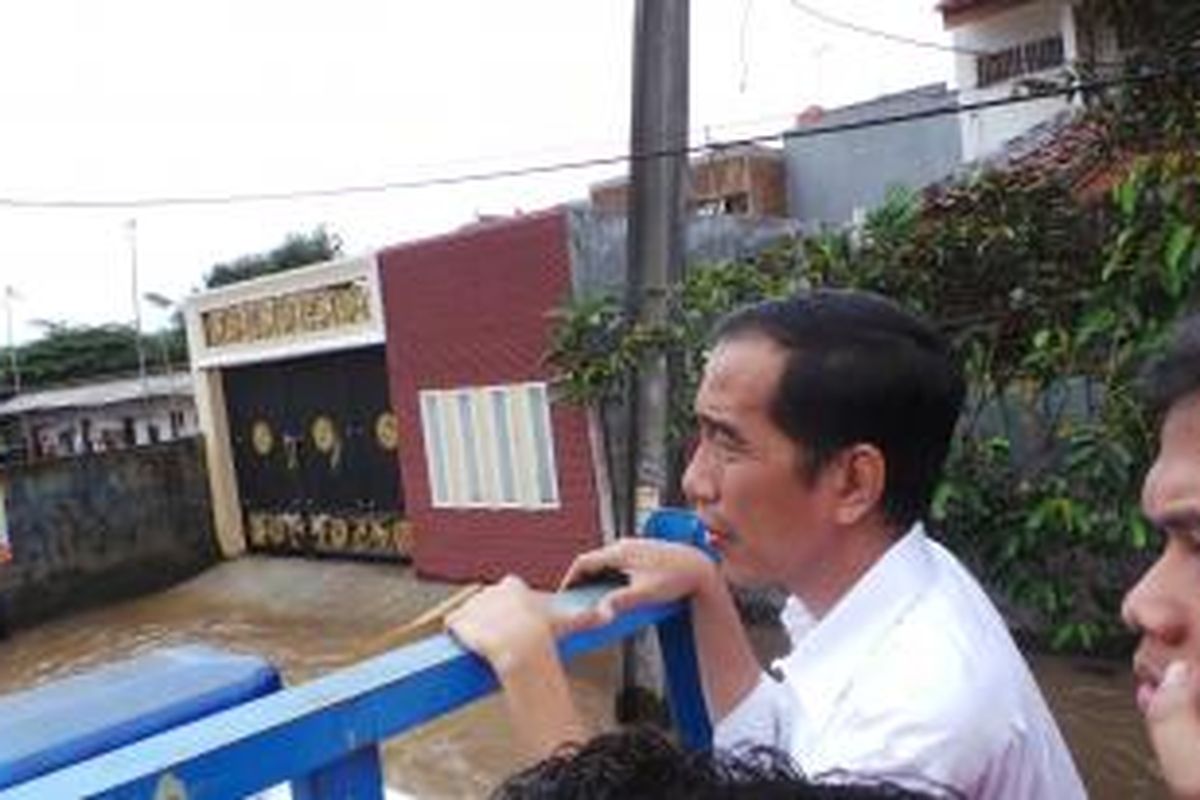 Gubernur DKI Jakarta Joko Widodo saat meninjau banjir di Cipinang Indah, Jakarta Timur, Rabu (29/1/2014). Jokowi menggunakan truk Satpol PP untuk menerobos banjir.