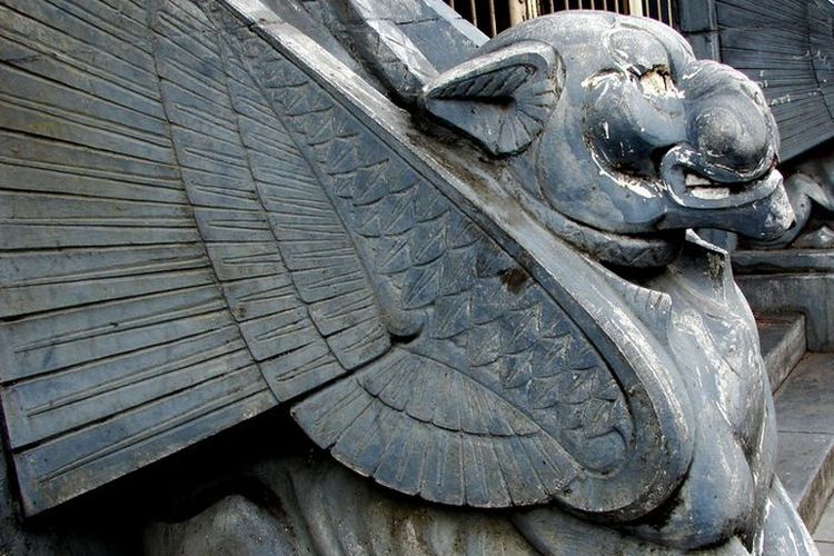 Singa bersayap di pintu masuk gedung Algemeene, karya Joseph Menders da Costa (1863-1939). Ia merupakan seniman Belanda yang banyak membuat patung dan ornamen bangunan dengan garis tegas dan simbolisme. Mengapa menampilkan dua singa bersayap?