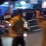 Tiba di Manado, Jokowi Bagi-bagi Kaos ke Warga yang Menanti di Pinggir Jalan