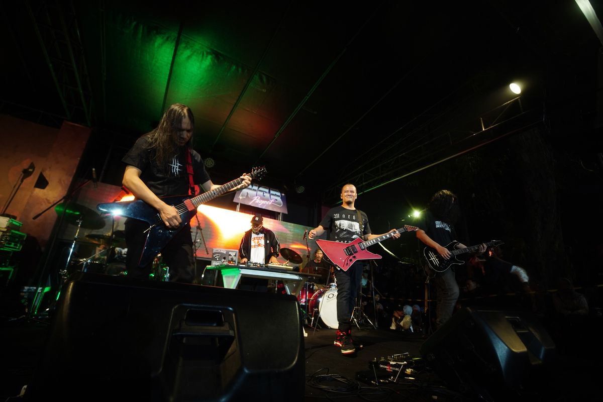 Penampilan NGB Project di acara DCDC Ngabuburit di Bandung, Sabtu (6/4/2024).