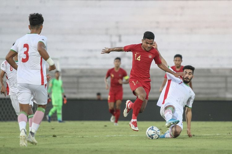 Pemain timnas U-23 Indonesia, Asnawi Mangkualam menghadapi hadangan pemain timnas U-23 Iran di Stadion Kapten I Wayan Dipta, Rabu (13/11/2019).