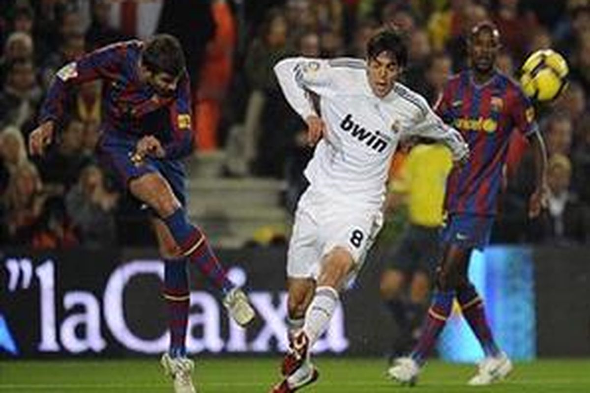 Gelandang Real Madrid, Ricardo Kaka (tengah).