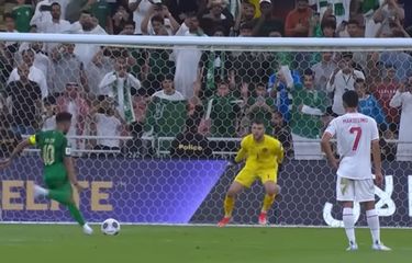 Kiper naturalisasi Indonesia, Maarten Paes, ketika menggagalkan eksekusi penalti Arab Saudi, Jumat (6/9/2024).
