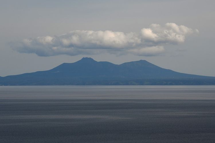 Foto yang diambil pada 10 Oktober 2018 yang menunjukkan Pulau Kunashiri, dilihat dari Observatori Kunashiri di Rausu, Prefektur Hokkaido.