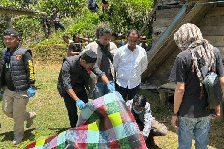 YJ (37), warga Kecamatan Messawa, Kabupaten Mamasa, Sulawesi Barat, tewas ditembak polisi, Rabu (3/4/2024). Sebelumnya, pria itu membunuh ayah dan ibunya. Pelaku juga sempat mengamuk hingga melukai seorang dokter.
