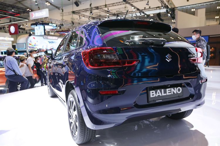 Suzuki Baleno Hatchback facelift dipamerkan di ajang Gaikindo Indonesia International Auto Show (GIIAS) 2022 di ICE BSD, Tangerang, Jumat (12/8/2022). Suzuki New Baleno hadir dengan dua pilihan sistem transmisi. Untuk transmisi manual, dibanderol Rp 262,9 juta (OTR Jakarta). Sementara transmisi matik, harganya Rp 274,9 juta (OTR Jakarta).