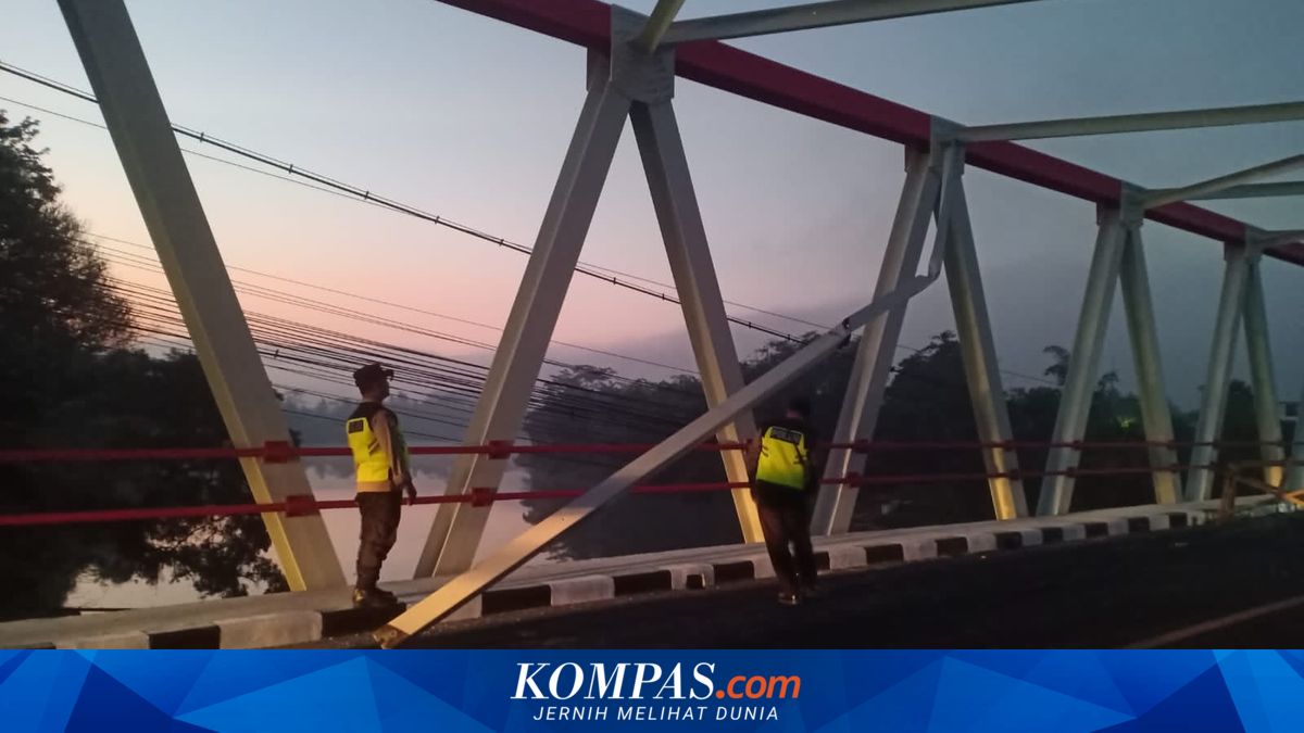 Kronologi Rangka Jembatan Serayu Banyumas Roboh Ditabrak Truk, Pemotor Tabrak Rangka Besi