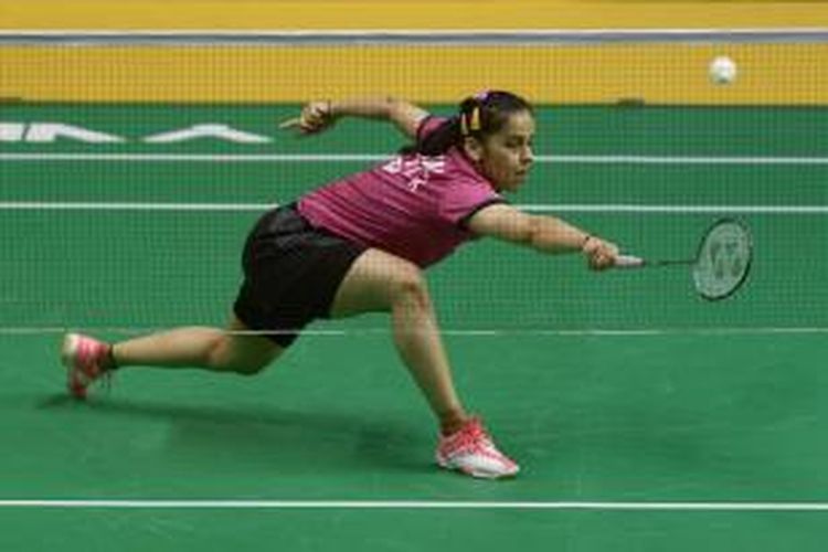 Pebulu tangkis India, Saina Nehwal, mengembalikan kok dari pemain Tiongkok, Yao Xue, pada babak kedua Malaysia Terbuka di Putra Stadium, Bukit Jalil, Kuala Lumpur, Kamis (2/4/2015).