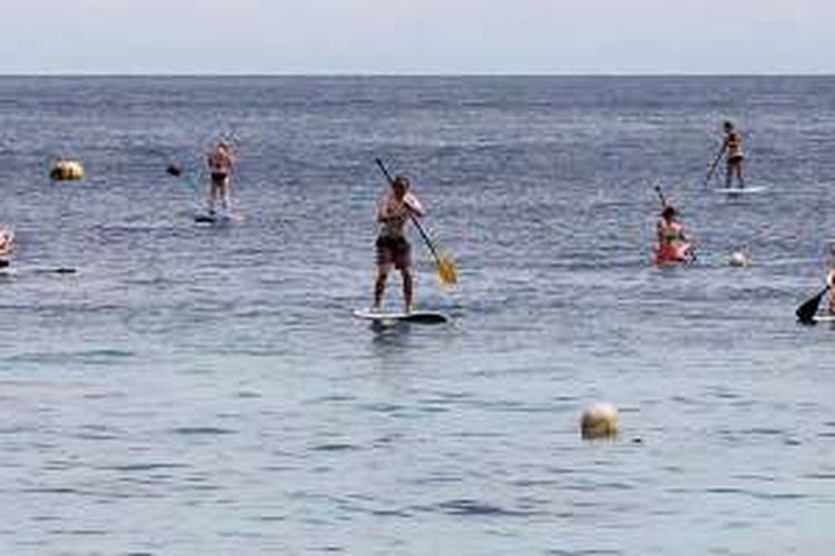 Wisatawan asing bermain kano di Pulau Gili Trawangan, Lombok, Kamis (4/2/2016). Gili Trawangan adalah pulau dengan kunjungan wisata tertinggi diantara Pulau Gili lainnya yaitu Gili Air dan Gili Meno dan menjadi andalan wisata di Nusa Tengara Barat.