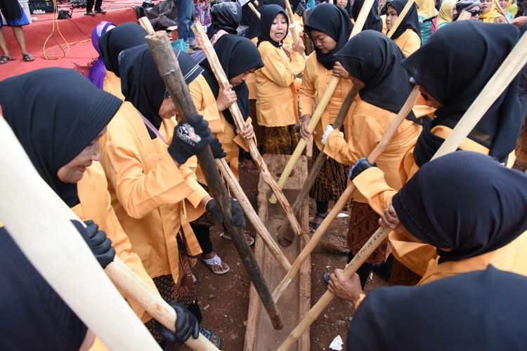 Arak-arakan kesenian khas Sunda, tumpeng raksasa, hingga gotong royong membersihkan gorong-gorong mewarnai Festival Ruwat Jagat Mapag Hujan di Kampung Sukadaya, Desa Sukasari, Kecamatan Dawuan, Kabupaten Subang, Jawa Barat, Minggu (3/11/2019).