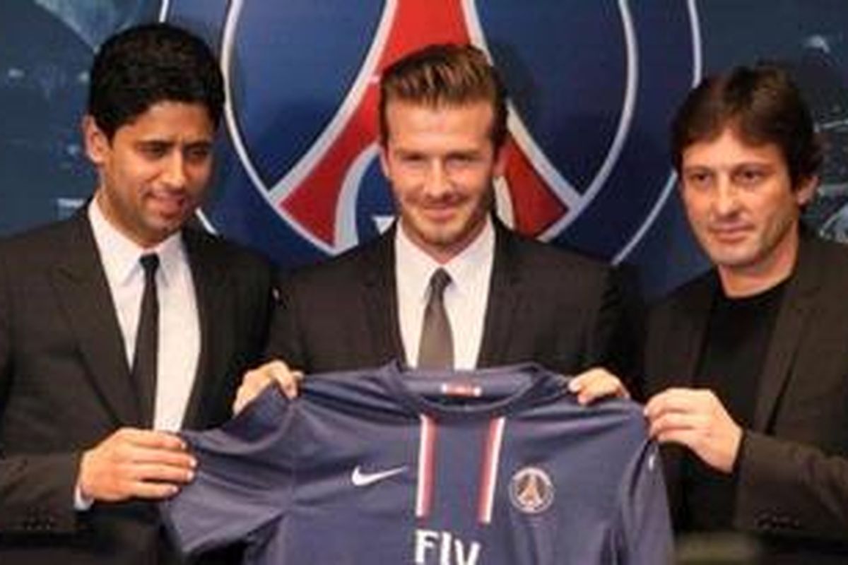 Pemain anyar Paris Saint-Germain, David Beckham (tengah) bersama Presiden PSG, Nasser Al Khelaifi (kiri) dan Direktur Olahraga PSG, Leonardo (kanan) di Paris, Kamis (31/1/2013).