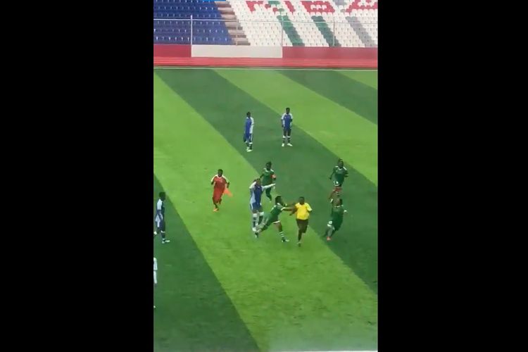 Tangkapan layar dari video wasit di pertandingan sepak bola wanita TP Mazembe vs DC Motema Pembe, Republik Demokratik Kongo, dikejar dan dipukuli pemain setelah tidak memberi penalti.