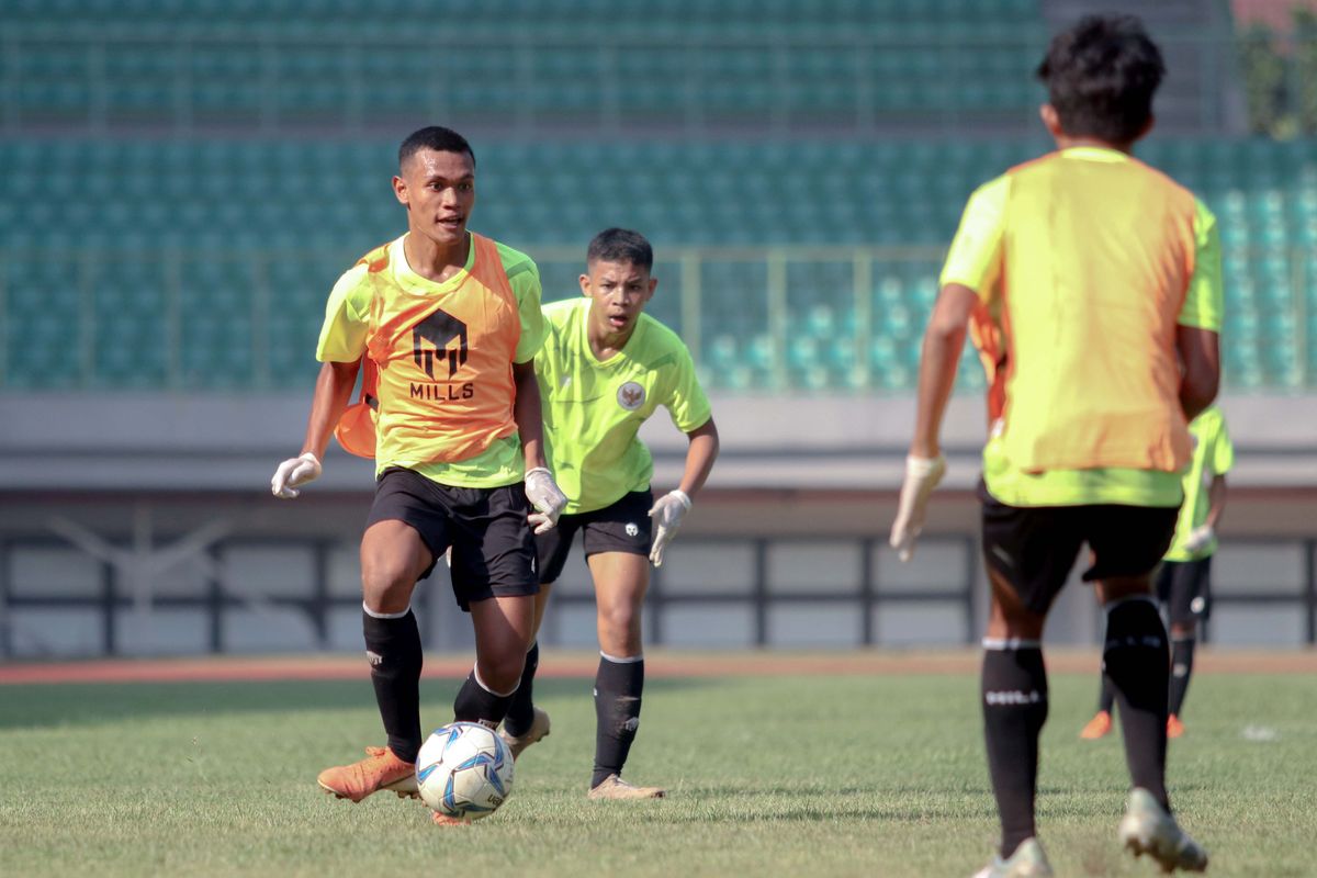 Pemain Tim Nasional Indonesia U-16, Ferre Murari saat melakukan pemusatan latihan (TC) di Stadion Patriot Candrabhaga, Bekasi, Senin (06/07/2020) pagi.