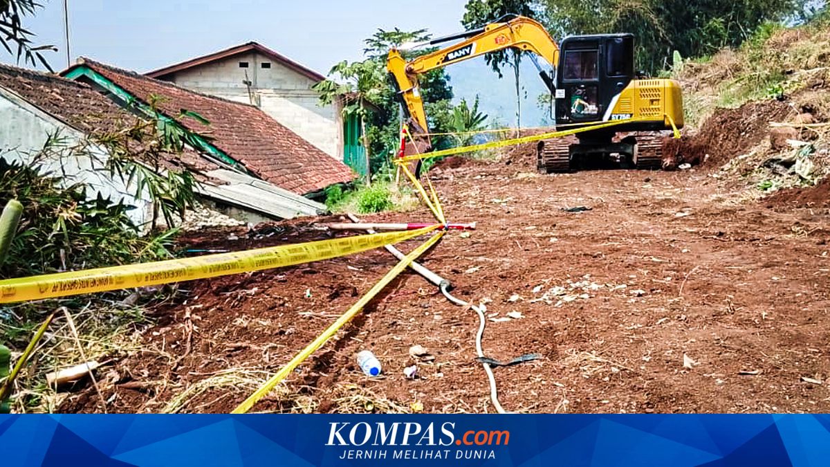 Gunung Pasarean Bandung Barat Dipapas Tanpa Izin, Aktivitas Alat Berat Dihentikan Petugas