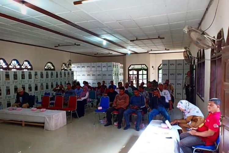 Proses rekapitulsi suara di kantor Panitia Pemilihan Kecamatan (PPK) Kecamatan Tanah Jambo Aye, Kabupaten Aceh Utara, Sabtu (20/4/2019)