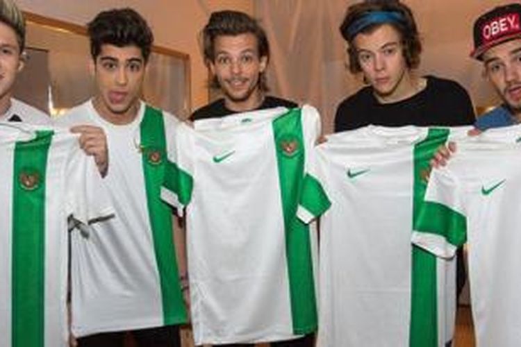 Lima personel boyband One Direction pamer jersey Timnas Indonesia. 