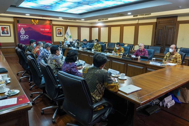 Kementerian Koperasi dan UKM (KemenKopUKM) menggandeng Badan Pengawas Obat dan Makanan (BPOM) dan Badan Standarisasi Nasional (BSN) untuk mempercepat pembangunan pabrik minyak makan merah oleh koperasi petani sawit.