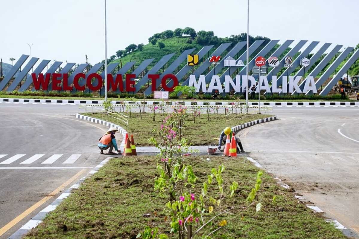 Selain By Pass Mandalika, Presiden Jokowi tinjau penataan dan penghijauan di kawasan Bundaran Sunggung, Mandalika, Kamis (13/1/2022).