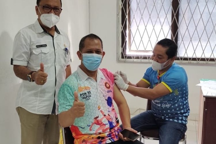 Foto: Kadis Kesehatan dr Ronald Saragih memonitor vaksin booster yang diikuti tenaga pendidik di RSUD Djasamen Kota Pematangsiantar. | Dok: Dinkes Pematangsiantar
