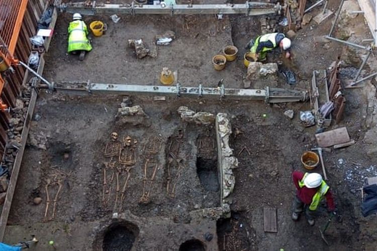 Jenazah lebih dari 240 orang ditemukan di bawah toko swalayan tua di Pembrokeshire di antara reruntuhan gedung ?Biarawan Hitam? abad pertengahan.
