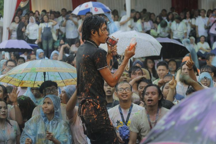 Aksi The Changcuters saat menghibur karyawan Kompas Gramedia di parkir Kompas Gramedia, Palmerah, Jakarta, Kamis (8/2/2018). 