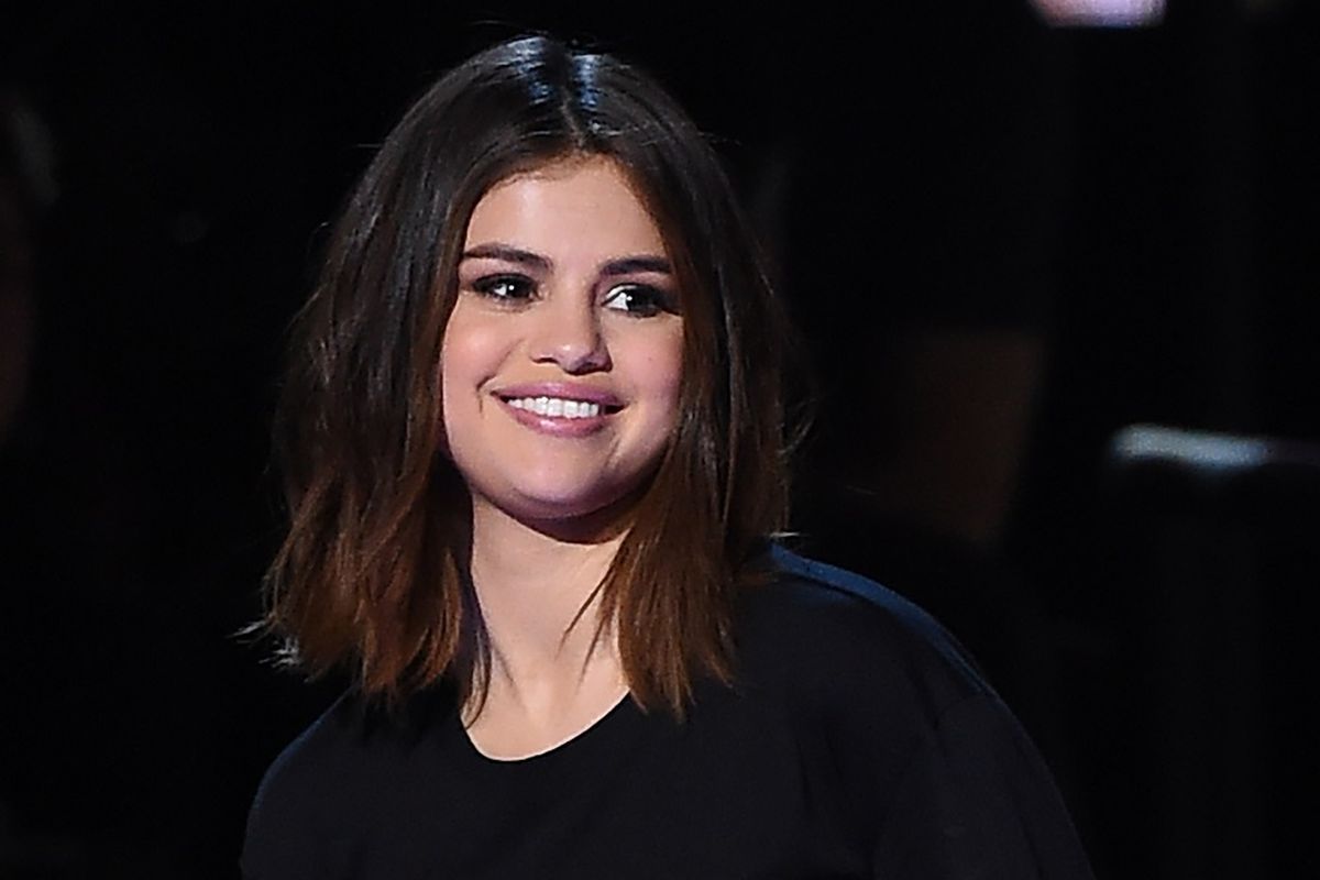 Selena Gomez tampil di panggung WE Day California yang digelar di The Forum, Inglewood, California, pada 27 April 2017. 