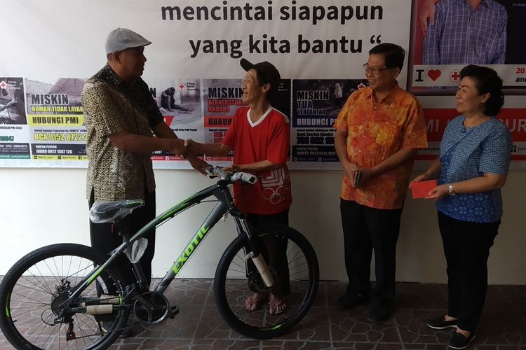 Afuk, pengayuh sepeda onthel sejauh 276 kilometer menerima tali asih dari PMI Surakarta di Solo, Jawa Tengah, Jumat (27/9/2019).