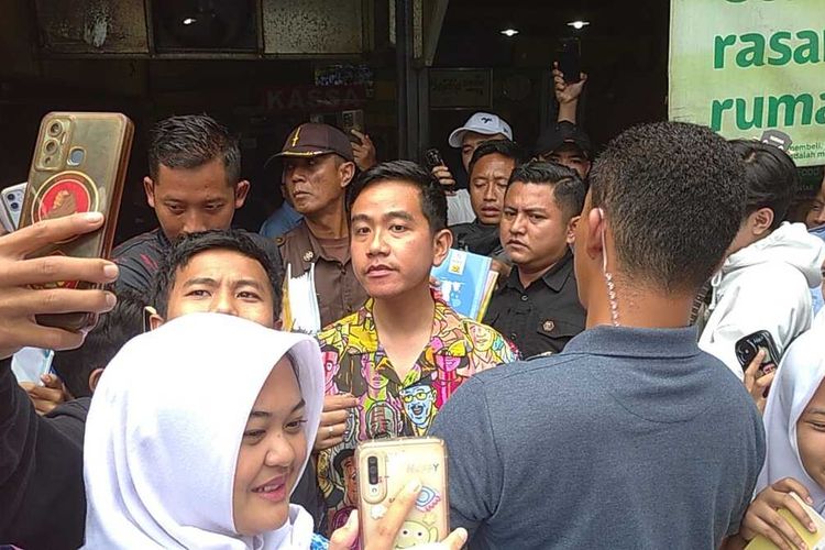 Cawapres nomor urut 2, Gibran Rakabuming Raka usai makan siang di Warung Ibu Imas di Jalan Balonggede, Kota Bandung, Jawa Barat, Selasa (30/1/2024)