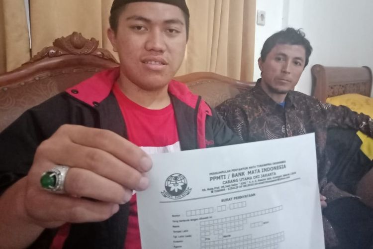 Usama Ahmad Rizal, Humas Kelompok Donor Mata Kabupaten Tasikmalaya menunjukan formulir pendaftaran donor mata, Senin (31/12/2018).