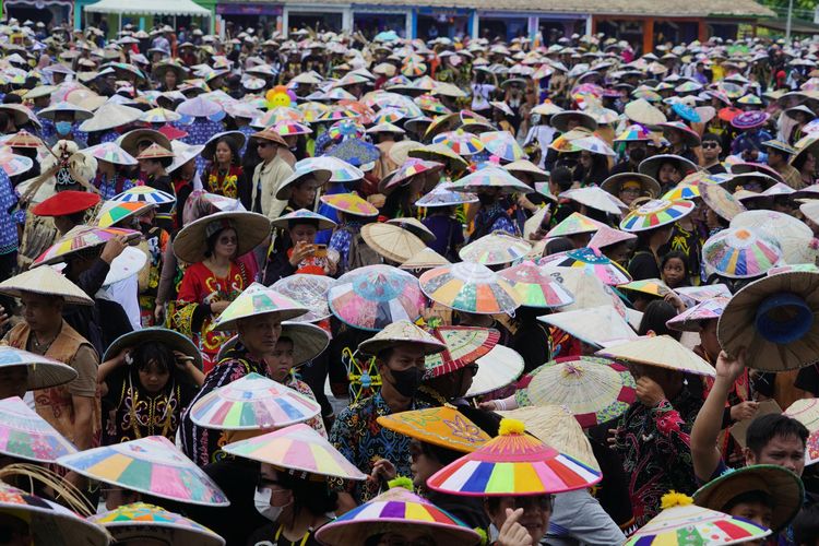 Masyarakat menghadiri peringatan HUT ke-24 Kabupaten Malinau, Sabtu (7/10/2023).