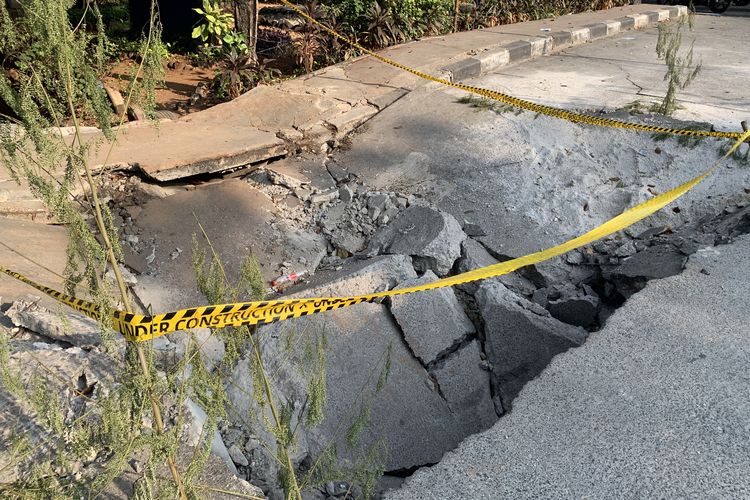 Jalan Ambles di Duren Sawit Jaktim Usai Dilintasi Truk Pasir, Sepekan Belum Diperbaiki
