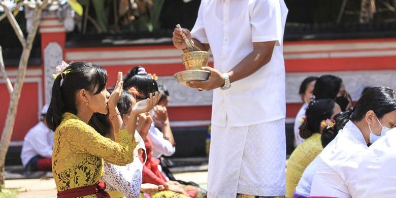 Umat Hindu melaksanakan persembahyangan dalam perayaan Hari Raya Galungan yang berlangsung di Pura Agung Sriwijaya, Palembang, Sumatera Selatan, Rabu (14/4/2021).