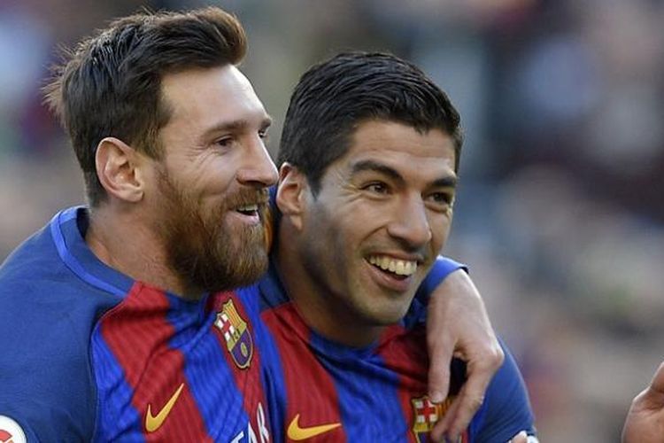 Megabintang FC Barcelona, Lionel Messi (kiri), merayakan gol ke gawang Las Palmas bersama rekannya, Luis Suarez, dalam lanjutan La Liga di Stadion Camp Nou, Sabtu (14/1/2017).