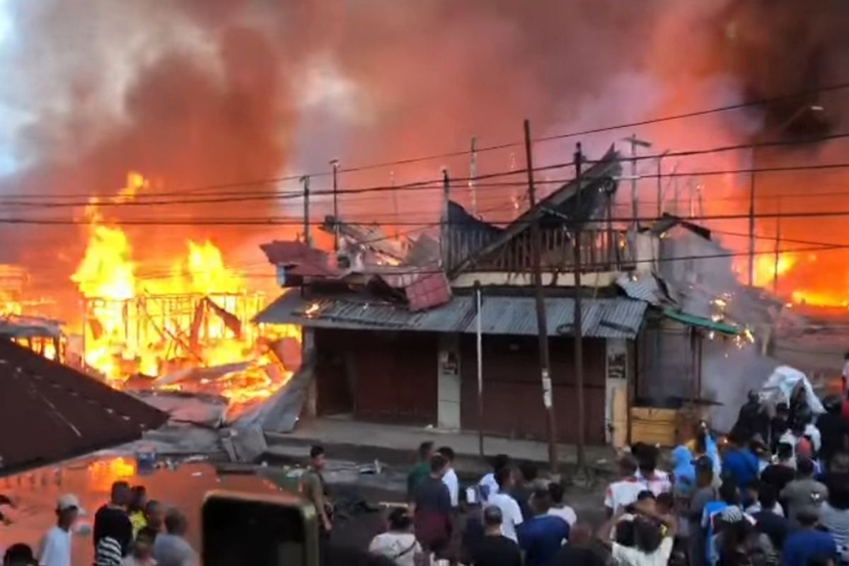 Kebakaran Hebat Landa Pasar Jargaria Maluku, Puluhan Bangunan Hangus