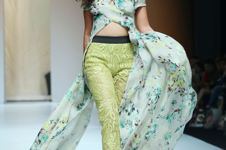 Koleksi Liberte dari Eddy Betty dalam peragaan busana tunggal di Dian Ballroom, Raffles Hotel, Jakarta, Rabu (20/9/2017).