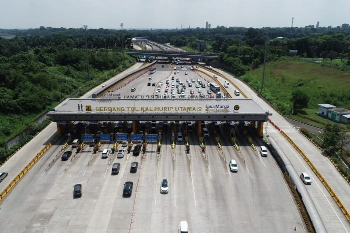 Arus lalu lintas yang melintasi Gerbang Tol (GT) Kalihurip Utama saat Hari Pertama Lebaran, Sabtu (22/4/2023). 