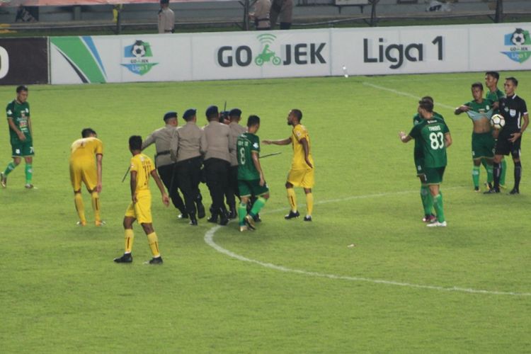 Satu orang suporter dari Sriwijaya FC mendadak masuk kelapangan pertandingan, ketika Sriwijaya FC melawan PSMS Medan di stadion Gelora Sriwijaya Jakabaring Palembang, Sumatera Selatan, Kamis (18/10/2018). Akibat masuknya supoter tersebut, sempat membuat ricuh pertandingan hingga sempat tertunda.