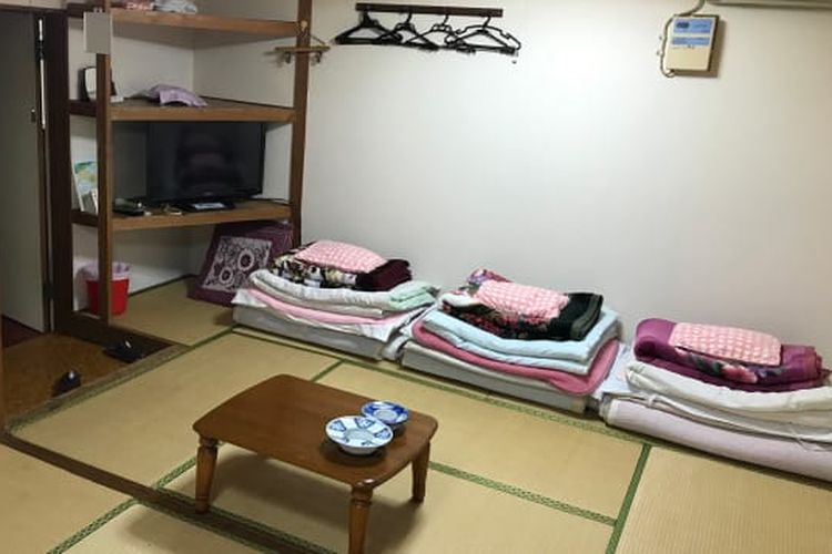 Rupa kamar hotel Asahi Ryokan di Fukuoka, Jepang, yang menawarkan kamar seharga $1 per malam dengan syarat tamu harus mau menyiarkan aktivitasnya di kamar secara langsung di channel YouTube hotel.