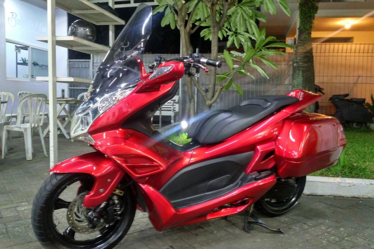 Honda PCX milik Ibnu Aditya yang diubah bak Goldwing.