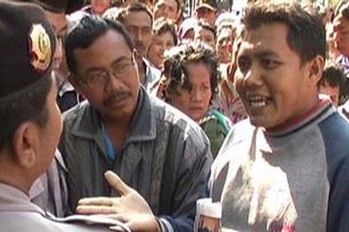 Warga penukar uang baru saat memprotes kebijakan BI Kediri, Jawa Timur, yang membatasi jumlah penukaran secara mendadak, Selasa (9/8/2011)