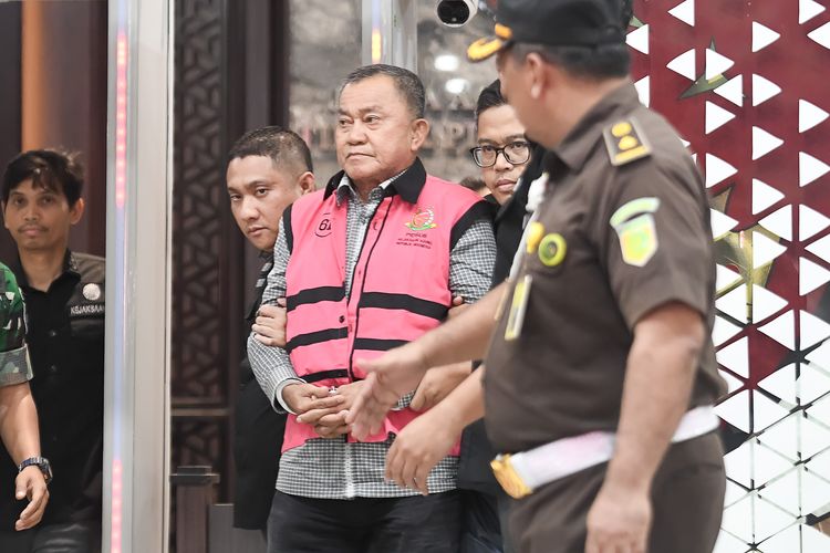 Tersangka dugaan tindak pidana korupsi tata kelola program Makan Bergizi Gratis (MBG) pada Badan Gizi Nasional (BGN) Lodewyk Pusung (tengah) berjalan memasuki mobil tahanan di Kejaksaan Agung, Jakarta, Rabu (3/6/2026). Kejaksaan Agung menetapkan mantan Kepala BGN Dadan Hindayana, dan dua mantan Wakil Kepala BGN yakni Sony Sanjaya dan Lodewyk Pusung sebagai tersangka dugaan tindak pidana korupsi tata kelola program MBG pada BGN tahun 2025-2026. 
