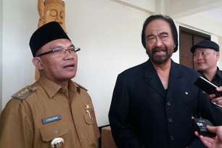 Bupati Berau Muharram (kiri) dan Ketua Umum Partai Nasdem Surya Paloh di Kabupaten Berau, Kalimantan Timur, Selasa (15/3/2016)