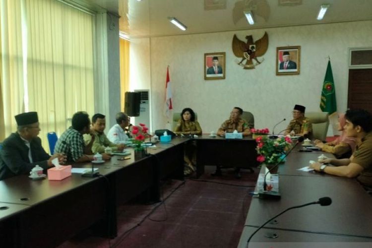 Panitia penyelenggara festival durian langka di Rejang Lebong pada awal 2024 mendatang saat melakukan audiensi dengan Staf Ahli Bupati Rejang Lebong, Senin, (13/11/2023). 