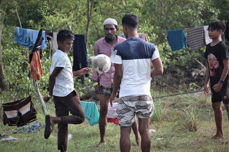 Pengungsi Rohingya saat sedang bermain bola di Pulau Mercusuar, Desa Karang Gading, Deli Se edang, Rabu (17/1/2024)