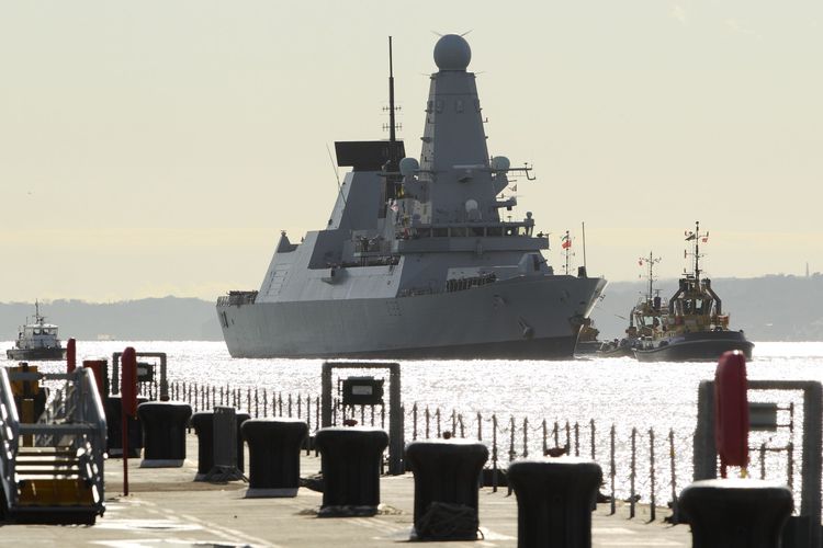 Kapal induk Inggris HMS Dauntless saat pulang dan hendak berlabuh di Portsmouth setelah peluncurannya. Foto diambil pada 30 Oktober 2012.