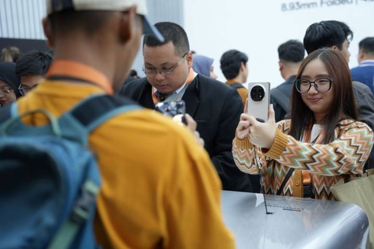 Belum punya, tapi udah sayang. Penasaran pegang langsung OPPO Find N5? Desain ramping dan feel premiumnya bikin banyak yang tak sabar inden.