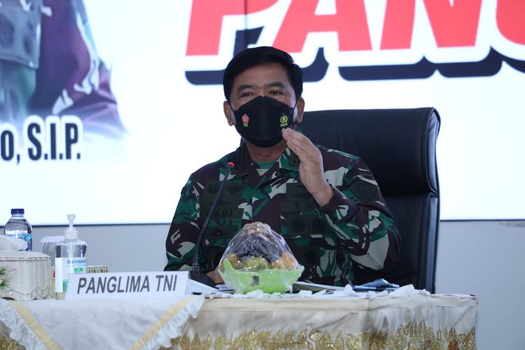 Panglima TNI Marsekal Hadi Tjahjanto saat memimpin rapat evaluasi penanganan Covid-19 di Padang, Sumatera Barat, Rabu (3/11/2021).